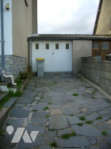 Maison T5 située à l'entrée du bourg avec garage et jardin. Commerces et école à proximité.