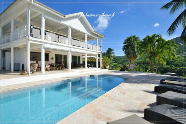 Les Trois-Îlets – Villa prestige T5 de 146 m² habitables (219 m² au total) avec piscine, solarium et vue mer imprenable- A Vendre 972