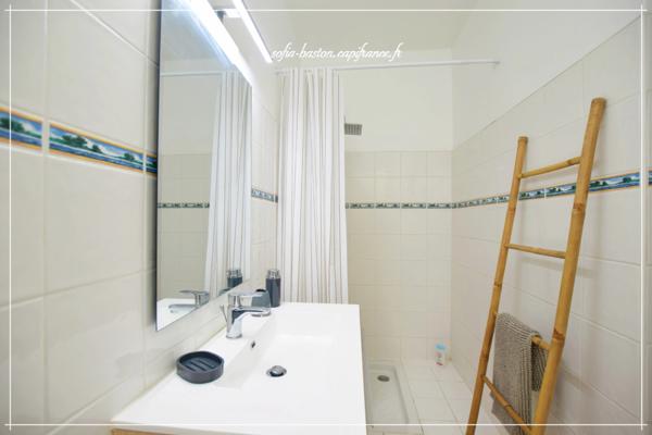 Les Trois-Îlets – Villa prestige T5 de 146 m² habitables (219 m² au total) avec piscine, solarium et vue mer imprenable- A Vendre 972