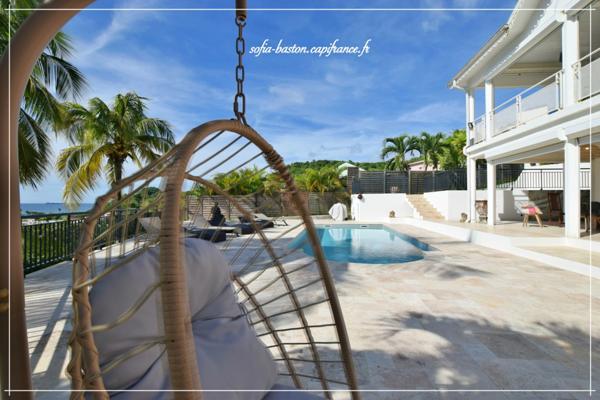 Les Trois-Îlets – Villa prestige T5 de 146 m² habitables (219 m² au total) avec piscine, solarium et vue mer imprenable- A Vendre 972