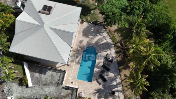 Les Trois-Îlets – Villa prestige T5 de 146 m² habitables (219 m² au total) avec piscine, solarium et vue mer imprenable- A Vendre 972