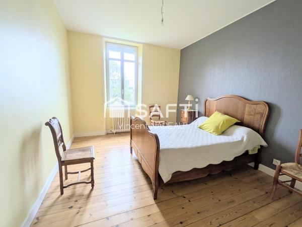 Maison - 7 pièces - 242 m²