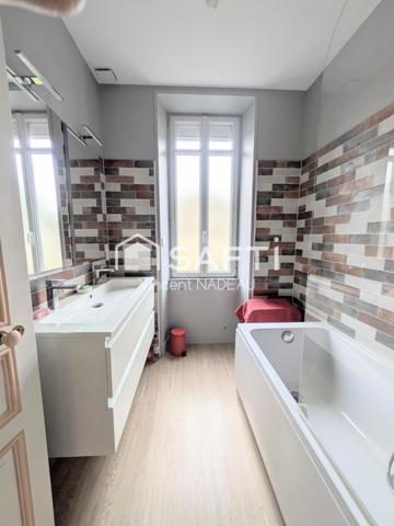 Maison - 7 pièces - 242 m²