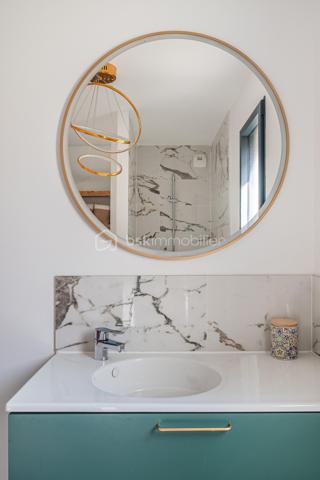 À proximité immédiate du cœur du centre-ville d'Annecy, cette élégante maison mitoyenne par un côté, édifiée en 2023 et à l'architecture contemporaine, conjugue confort moderne et qualité de vie au quotidien.

D'une superficie d'environ 92 m² habitables, l'entrée s'ouvre sur une lumineuse pièce de vie aux volumes harmonieux, où le séjour et la cuisine ouverte se réunissent dans une atmosphère chaleureuse et conviviale. Ce niveau accueille également une salle de douche avec WC ainsi qu'un accès direct au garage depuis l'intérieur de la maison, constituant un véritable confort au quotidien.

L'étage dévoile un espace nuit particulièrement agréable, composé de 3 chambres, dont une avec balcon terrasse, et d'une salle de bains familiale avec WC. 

À l'extérieur, le jardin d'environ 180 m² constitue un prolongement naturel des espaces de vie et promet de beaux moments de détente dès les premiers jours de beau temps.

Pensée pour le bien-être au quotidien, la maison est équipée d'une pompe à chaleur réversible avec plancher chauffant et rafraîchissant. Construite en 2023, elle répond aux dernières normes de construction et de performance énergétique, offrant un confort durable et une consommation énergétique maîtrisée.

Deux places de stationnement privatives ainsi qu'un grand garage avec espace buanderie viennent parfaire ce bien contemporain aux prestations particulièrement soignées.