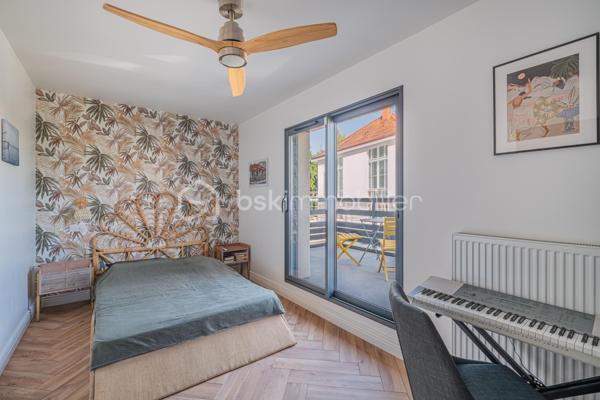 À proximité immédiate du cœur du centre-ville d'Annecy, cette élégante maison mitoyenne par un côté, édifiée en 2023 et à l'architecture contemporaine, conjugue confort moderne et qualité de vie au quotidien.

D'une superficie d'environ 92 m² habitables, l'entrée s'ouvre sur une lumineuse pièce de vie aux volumes harmonieux, où le séjour et la cuisine ouverte se réunissent dans une atmosphère chaleureuse et conviviale. Ce niveau accueille également une salle de douche avec WC ainsi qu'un accès direct au garage depuis l'intérieur de la maison, constituant un véritable confort au quotidien.

L'étage dévoile un espace nuit particulièrement agréable, composé de 3 chambres, dont une avec balcon terrasse, et d'une salle de bains familiale avec WC. 

À l'extérieur, le jardin d'environ 180 m² constitue un prolongement naturel des espaces de vie et promet de beaux moments de détente dès les premiers jours de beau temps.

Pensée pour le bien-être au quotidien, la maison est équipée d'une pompe à chaleur réversible avec plancher chauffant et rafraîchissant. Construite en 2023, elle répond aux dernières normes de construction et de performance énergétique, offrant un confort durable et une consommation énergétique maîtrisée.

Deux places de stationnement privatives ainsi qu'un grand garage avec espace buanderie viennent parfaire ce bien contemporain aux prestations particulièrement soignées.