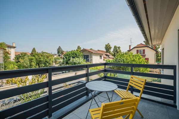 À proximité immédiate du cœur du centre-ville d'Annecy, cette élégante maison mitoyenne par un côté, édifiée en 2023 et à l'architecture contemporaine, conjugue confort moderne et qualité de vie au quotidien.

D'une superficie d'environ 92 m² habitables, l'entrée s'ouvre sur une lumineuse pièce de vie aux volumes harmonieux, où le séjour et la cuisine ouverte se réunissent dans une atmosphère chaleureuse et conviviale. Ce niveau accueille également une salle de douche avec WC ainsi qu'un accès direct au garage depuis l'intérieur de la maison, constituant un véritable confort au quotidien.

L'étage dévoile un espace nuit particulièrement agréable, composé de 3 chambres, dont une avec balcon terrasse, et d'une salle de bains familiale avec WC. 

À l'extérieur, le jardin d'environ 180 m² constitue un prolongement naturel des espaces de vie et promet de beaux moments de détente dès les premiers jours de beau temps.

Pensée pour le bien-être au quotidien, la maison est équipée d'une pompe à chaleur réversible avec plancher chauffant et rafraîchissant. Construite en 2023, elle répond aux dernières normes de construction et de performance énergétique, offrant un confort durable et une consommation énergétique maîtrisée.

Deux places de stationnement privatives ainsi qu'un grand garage avec espace buanderie viennent parfaire ce bien contemporain aux prestations particulièrement soignées.