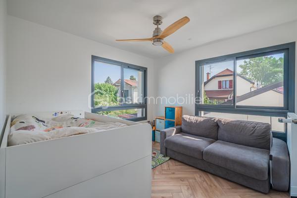 À proximité immédiate du cœur du centre-ville d'Annecy, cette élégante maison mitoyenne par un côté, édifiée en 2023 et à l'architecture contemporaine, conjugue confort moderne et qualité de vie au quotidien.

D'une superficie d'environ 92 m² habitables, l'entrée s'ouvre sur une lumineuse pièce de vie aux volumes harmonieux, où le séjour et la cuisine ouverte se réunissent dans une atmosphère chaleureuse et conviviale. Ce niveau accueille également une salle de douche avec WC ainsi qu'un accès direct au garage depuis l'intérieur de la maison, constituant un véritable confort au quotidien.

L'étage dévoile un espace nuit particulièrement agréable, composé de 3 chambres, dont une avec balcon terrasse, et d'une salle de bains familiale avec WC. 

À l'extérieur, le jardin d'environ 180 m² constitue un prolongement naturel des espaces de vie et promet de beaux moments de détente dès les premiers jours de beau temps.

Pensée pour le bien-être au quotidien, la maison est équipée d'une pompe à chaleur réversible avec plancher chauffant et rafraîchissant. Construite en 2023, elle répond aux dernières normes de construction et de performance énergétique, offrant un confort durable et une consommation énergétique maîtrisée.

Deux places de stationnement privatives ainsi qu'un grand garage avec espace buanderie viennent parfaire ce bien contemporain aux prestations particulièrement soignées.