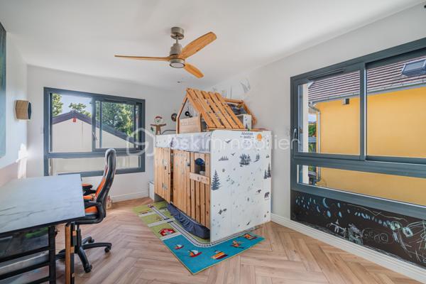 À proximité immédiate du cœur du centre-ville d'Annecy, cette élégante maison mitoyenne par un côté, édifiée en 2023 et à l'architecture contemporaine, conjugue confort moderne et qualité de vie au quotidien.

D'une superficie d'environ 92 m² habitables, l'entrée s'ouvre sur une lumineuse pièce de vie aux volumes harmonieux, où le séjour et la cuisine ouverte se réunissent dans une atmosphère chaleureuse et conviviale. Ce niveau accueille également une salle de douche avec WC ainsi qu'un accès direct au garage depuis l'intérieur de la maison, constituant un véritable confort au quotidien.

L'étage dévoile un espace nuit particulièrement agréable, composé de 3 chambres, dont une avec balcon terrasse, et d'une salle de bains familiale avec WC. 

À l'extérieur, le jardin d'environ 180 m² constitue un prolongement naturel des espaces de vie et promet de beaux moments de détente dès les premiers jours de beau temps.

Pensée pour le bien-être au quotidien, la maison est équipée d'une pompe à chaleur réversible avec plancher chauffant et rafraîchissant. Construite en 2023, elle répond aux dernières normes de construction et de performance énergétique, offrant un confort durable et une consommation énergétique maîtrisée.

Deux places de stationnement privatives ainsi qu'un grand garage avec espace buanderie viennent parfaire ce bien contemporain aux prestations particulièrement soignées.