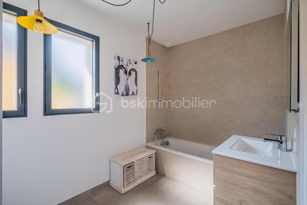 À proximité immédiate du cœur du centre-ville d'Annecy, cette élégante maison mitoyenne par un côté, édifiée en 2023 et à l'architecture contemporaine, conjugue confort moderne et qualité de vie au quotidien.

D'une superficie d'environ 92 m² habitables, l'entrée s'ouvre sur une lumineuse pièce de vie aux volumes harmonieux, où le séjour et la cuisine ouverte se réunissent dans une atmosphère chaleureuse et conviviale. Ce niveau accueille également une salle de douche avec WC ainsi qu'un accès direct au garage depuis l'intérieur de la maison, constituant un véritable confort au quotidien.

L'étage dévoile un espace nuit particulièrement agréable, composé de 3 chambres, dont une avec balcon terrasse, et d'une salle de bains familiale avec WC. 

À l'extérieur, le jardin d'environ 180 m² constitue un prolongement naturel des espaces de vie et promet de beaux moments de détente dès les premiers jours de beau temps.

Pensée pour le bien-être au quotidien, la maison est équipée d'une pompe à chaleur réversible avec plancher chauffant et rafraîchissant. Construite en 2023, elle répond aux dernières normes de construction et de performance énergétique, offrant un confort durable et une consommation énergétique maîtrisée.

Deux places de stationnement privatives ainsi qu'un grand garage avec espace buanderie viennent parfaire ce bien contemporain aux prestations particulièrement soignées.