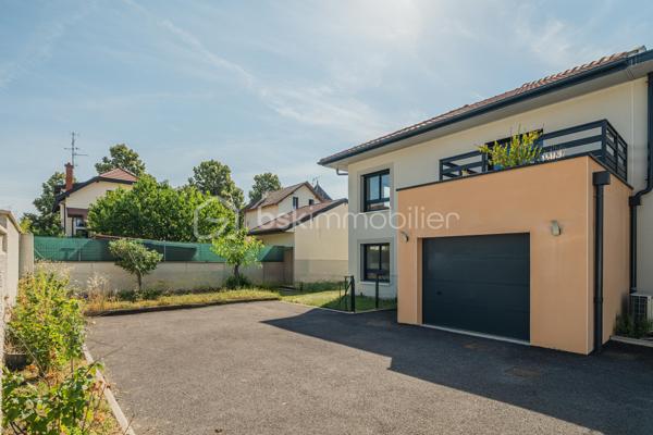 À proximité immédiate du cœur du centre-ville d'Annecy, cette élégante maison mitoyenne par un côté, édifiée en 2023 et à l'architecture contemporaine, conjugue confort moderne et qualité de vie au quotidien.

D'une superficie d'environ 92 m² habitables, l'entrée s'ouvre sur une lumineuse pièce de vie aux volumes harmonieux, où le séjour et la cuisine ouverte se réunissent dans une atmosphère chaleureuse et conviviale. Ce niveau accueille également une salle de douche avec WC ainsi qu'un accès direct au garage depuis l'intérieur de la maison, constituant un véritable confort au quotidien.

L'étage dévoile un espace nuit particulièrement agréable, composé de 3 chambres, dont une avec balcon terrasse, et d'une salle de bains familiale avec WC. 

À l'extérieur, le jardin d'environ 180 m² constitue un prolongement naturel des espaces de vie et promet de beaux moments de détente dès les premiers jours de beau temps.

Pensée pour le bien-être au quotidien, la maison est équipée d'une pompe à chaleur réversible avec plancher chauffant et rafraîchissant. Construite en 2023, elle répond aux dernières normes de construction et de performance énergétique, offrant un confort durable et une consommation énergétique maîtrisée.

Deux places de stationnement privatives ainsi qu'un grand garage avec espace buanderie viennent parfaire ce bien contemporain aux prestations particulièrement soignées.