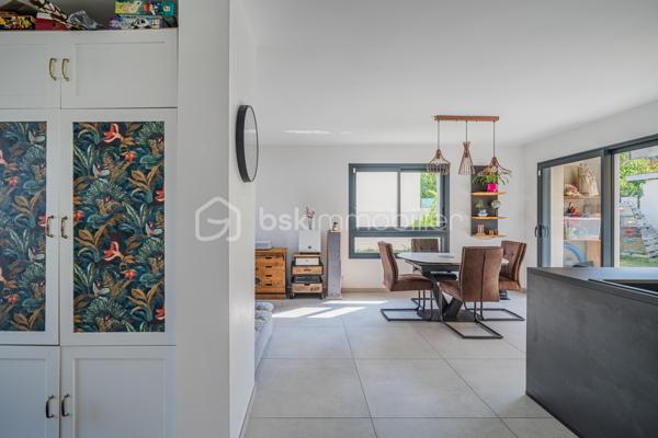 À proximité immédiate du cœur du centre-ville d'Annecy, cette élégante maison mitoyenne par un côté, édifiée en 2023 et à l'architecture contemporaine, conjugue confort moderne et qualité de vie au quotidien.

D'une superficie d'environ 92 m² habitables, l'entrée s'ouvre sur une lumineuse pièce de vie aux volumes harmonieux, où le séjour et la cuisine ouverte se réunissent dans une atmosphère chaleureuse et conviviale. Ce niveau accueille également une salle de douche avec WC ainsi qu'un accès direct au garage depuis l'intérieur de la maison, constituant un véritable confort au quotidien.

L'étage dévoile un espace nuit particulièrement agréable, composé de 3 chambres, dont une avec balcon terrasse, et d'une salle de bains familiale avec WC. 

À l'extérieur, le jardin d'environ 180 m² constitue un prolongement naturel des espaces de vie et promet de beaux moments de détente dès les premiers jours de beau temps.

Pensée pour le bien-être au quotidien, la maison est équipée d'une pompe à chaleur réversible avec plancher chauffant et rafraîchissant. Construite en 2023, elle répond aux dernières normes de construction et de performance énergétique, offrant un confort durable et une consommation énergétique maîtrisée.

Deux places de stationnement privatives ainsi qu'un grand garage avec espace buanderie viennent parfaire ce bien contemporain aux prestations particulièrement soignées.