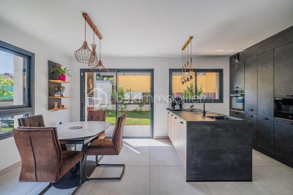 À proximité immédiate du cœur du centre-ville d'Annecy, cette élégante maison mitoyenne par un côté, édifiée en 2023 et à l'architecture contemporaine, conjugue confort moderne et qualité de vie au quotidien.

D'une superficie d'environ 92 m² habitables, l'entrée s'ouvre sur une lumineuse pièce de vie aux volumes harmonieux, où le séjour et la cuisine ouverte se réunissent dans une atmosphère chaleureuse et conviviale. Ce niveau accueille également une salle de douche avec WC ainsi qu'un accès direct au garage depuis l'intérieur de la maison, constituant un véritable confort au quotidien.

L'étage dévoile un espace nuit particulièrement agréable, composé de 3 chambres, dont une avec balcon terrasse, et d'une salle de bains familiale avec WC. 

À l'extérieur, le jardin d'environ 180 m² constitue un prolongement naturel des espaces de vie et promet de beaux moments de détente dès les premiers jours de beau temps.

Pensée pour le bien-être au quotidien, la maison est équipée d'une pompe à chaleur réversible avec plancher chauffant et rafraîchissant. Construite en 2023, elle répond aux dernières normes de construction et de performance énergétique, offrant un confort durable et une consommation énergétique maîtrisée.

Deux places de stationnement privatives ainsi qu'un grand garage avec espace buanderie viennent parfaire ce bien contemporain aux prestations particulièrement soignées.