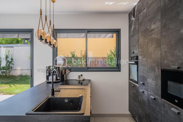 À proximité immédiate du cœur du centre-ville d'Annecy, cette élégante maison mitoyenne par un côté, édifiée en 2023 et à l'architecture contemporaine, conjugue confort moderne et qualité de vie au quotidien.

D'une superficie d'environ 92 m² habitables, l'entrée s'ouvre sur une lumineuse pièce de vie aux volumes harmonieux, où le séjour et la cuisine ouverte se réunissent dans une atmosphère chaleureuse et conviviale. Ce niveau accueille également une salle de douche avec WC ainsi qu'un accès direct au garage depuis l'intérieur de la maison, constituant un véritable confort au quotidien.

L'étage dévoile un espace nuit particulièrement agréable, composé de 3 chambres, dont une avec balcon terrasse, et d'une salle de bains familiale avec WC. 

À l'extérieur, le jardin d'environ 180 m² constitue un prolongement naturel des espaces de vie et promet de beaux moments de détente dès les premiers jours de beau temps.

Pensée pour le bien-être au quotidien, la maison est équipée d'une pompe à chaleur réversible avec plancher chauffant et rafraîchissant. Construite en 2023, elle répond aux dernières normes de construction et de performance énergétique, offrant un confort durable et une consommation énergétique maîtrisée.

Deux places de stationnement privatives ainsi qu'un grand garage avec espace buanderie viennent parfaire ce bien contemporain aux prestations particulièrement soignées.