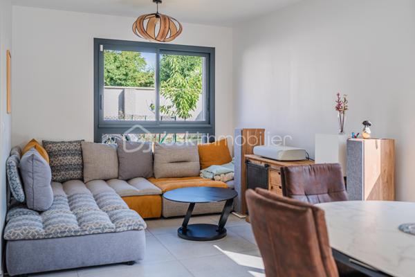 À proximité immédiate du cœur du centre-ville d'Annecy, cette élégante maison mitoyenne par un côté, édifiée en 2023 et à l'architecture contemporaine, conjugue confort moderne et qualité de vie au quotidien.

D'une superficie d'environ 92 m² habitables, l'entrée s'ouvre sur une lumineuse pièce de vie aux volumes harmonieux, où le séjour et la cuisine ouverte se réunissent dans une atmosphère chaleureuse et conviviale. Ce niveau accueille également une salle de douche avec WC ainsi qu'un accès direct au garage depuis l'intérieur de la maison, constituant un véritable confort au quotidien.

L'étage dévoile un espace nuit particulièrement agréable, composé de 3 chambres, dont une avec balcon terrasse, et d'une salle de bains familiale avec WC. 

À l'extérieur, le jardin d'environ 180 m² constitue un prolongement naturel des espaces de vie et promet de beaux moments de détente dès les premiers jours de beau temps.

Pensée pour le bien-être au quotidien, la maison est équipée d'une pompe à chaleur réversible avec plancher chauffant et rafraîchissant. Construite en 2023, elle répond aux dernières normes de construction et de performance énergétique, offrant un confort durable et une consommation énergétique maîtrisée.

Deux places de stationnement privatives ainsi qu'un grand garage avec espace buanderie viennent parfaire ce bien contemporain aux prestations particulièrement soignées.
