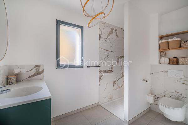 À proximité immédiate du cœur du centre-ville d'Annecy, cette élégante maison mitoyenne par un côté, édifiée en 2023 et à l'architecture contemporaine, conjugue confort moderne et qualité de vie au quotidien.

D'une superficie d'environ 92 m² habitables, l'entrée s'ouvre sur une lumineuse pièce de vie aux volumes harmonieux, où le séjour et la cuisine ouverte se réunissent dans une atmosphère chaleureuse et conviviale. Ce niveau accueille également une salle de douche avec WC ainsi qu'un accès direct au garage depuis l'intérieur de la maison, constituant un véritable confort au quotidien.

L'étage dévoile un espace nuit particulièrement agréable, composé de 3 chambres, dont une avec balcon terrasse, et d'une salle de bains familiale avec WC. 

À l'extérieur, le jardin d'environ 180 m² constitue un prolongement naturel des espaces de vie et promet de beaux moments de détente dès les premiers jours de beau temps.

Pensée pour le bien-être au quotidien, la maison est équipée d'une pompe à chaleur réversible avec plancher chauffant et rafraîchissant. Construite en 2023, elle répond aux dernières normes de construction et de performance énergétique, offrant un confort durable et une consommation énergétique maîtrisée.

Deux places de stationnement privatives ainsi qu'un grand garage avec espace buanderie viennent parfaire ce bien contemporain aux prestations particulièrement soignées.
