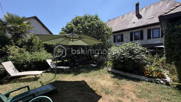 VIAGER OCCUPÉ – Bord du Lac d'Annecy – Le Presbytère du XVIIIe siècle – Saint-Jorioz (74410)

À quelques minutes du Lac d'Annecy, sur la commune prisée de Saint-Jorioz, ce Presbytère du XVIIIe siècle offre un cadre de vie d'exception entre pierre historique, charpente monumentale et vue sur la Tournette. Un bien de caractère rare, à saisir en viager occupé avec Droit d'Usage et d'Habitation.
Maison individuelle en pierre de taille, ancien presbytère du XVIIIe siècle (demeure du prêtre de Saint-Jorioz), non classée au patrimoine. Surface habitable de 311,72 m² (loi Carrez), sur une parcelle de 528 m². Au rez-de-chaussée, un grand vestibule dessert un appartement d'été indépendant composé d'une pièce de vie ouverte sur terrasse et jardin, d'une cuisine équipée, d'un salon, d'une chambre, d'une salle de douche et d'un WC indépendant. À l'étage, une salle de réception de 65 m² sous charpente apparente, avec plus de 8 mètres sous plafond, accueille une salle à manger avec vue sur la Tournette. L'étage abrite également une suite parentale avec salle de bain art déco noir et blanc, ainsi que deux chambres partageant une salle de bain.  Le bien dispose en complément d'une mezzanine de 20 m², de plus de 100 m² de combles aménageables, d'un grand local technique, d'une cave, et d'un garage.Jardin agréable et fleuri. Les murs sont en pierre de taille et moellons, avec une épaisseur de 60 cm. DPE classe E (272 kWh/m²/an, 58 kg CO2/m²/an). Absence de matériaux amiantés (listes A et B).

Eléments financiers:
Vendeurs en couple:  77 ans tous les deux
 Espérance de vie statistique INSEE de 16,6 ans. 
Valeur vénale libre de 1 700 000 euros. 
Décote d'occupation de 10 %, soit 170 000 euros. 
Valeur vénale occupée de 1 530 000 euros. 
Droit d'Usage et d'Habitation de 49,6 %, soit 758 880 euros. 
Valeur économique de 771 120 euros.(base de calculs des frais de notaire)
Bouquet HAI de 850 000€ euros. 
Rente mensuelle nulle, il s'agit d'un bouquet seul. 
Taxe foncière hors TEOM : 2262 €
 
En acquérant Le Presbytère en viager occupé, vous bénéficiez d'une décote de 54,6 % entre la valeur vénale libre et la valeur économique. Structuré en bouquet unique, sans rente à honorer dans la durée, cet investissement vous met à l'abri de tout aléa de paiement mensuel : votre engagement financier est intégralement connu et figé dès la signature. Contrairement à un investissement locatif classique, aucune gestion n'est à prévoir, ni recherche de locataire, ni risque d'impayés, ni dégradation : les vendeurs assurent l'entretien courant de cette demeure d'exception en bord de Lac d'Annecy.