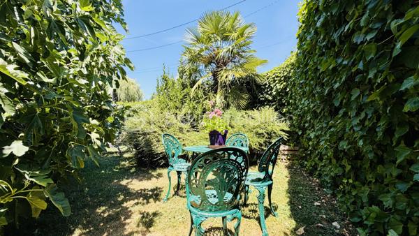 VIAGER OCCUPÉ – Bord du Lac d'Annecy – Le Presbytère du XVIIIe siècle – Saint-Jorioz (74410)

À quelques minutes du Lac d'Annecy, sur la commune prisée de Saint-Jorioz, ce Presbytère du XVIIIe siècle offre un cadre de vie d'exception entre pierre historique, charpente monumentale et vue sur la Tournette. Un bien de caractère rare, à saisir en viager occupé avec Droit d'Usage et d'Habitation.
Maison individuelle en pierre de taille, ancien presbytère du XVIIIe siècle (demeure du prêtre de Saint-Jorioz), non classée au patrimoine. Surface habitable de 311,72 m² (loi Carrez), sur une parcelle de 528 m². Au rez-de-chaussée, un grand vestibule dessert un appartement d'été indépendant composé d'une pièce de vie ouverte sur terrasse et jardin, d'une cuisine équipée, d'un salon, d'une chambre, d'une salle de douche et d'un WC indépendant. À l'étage, une salle de réception de 65 m² sous charpente apparente, avec plus de 8 mètres sous plafond, accueille une salle à manger avec vue sur la Tournette. L'étage abrite également une suite parentale avec salle de bain art déco noir et blanc, ainsi que deux chambres partageant une salle de bain.  Le bien dispose en complément d'une mezzanine de 20 m², de plus de 100 m² de combles aménageables, d'un grand local technique, d'une cave, et d'un garage.Jardin agréable et fleuri. Les murs sont en pierre de taille et moellons, avec une épaisseur de 60 cm. DPE classe E (272 kWh/m²/an, 58 kg CO2/m²/an). Absence de matériaux amiantés (listes A et B).

Eléments financiers:
Vendeurs en couple:  77 ans tous les deux
 Espérance de vie statistique INSEE de 16,6 ans. 
Valeur vénale libre de 1 700 000 euros. 
Décote d'occupation de 10 %, soit 170 000 euros. 
Valeur vénale occupée de 1 530 000 euros. 
Droit d'Usage et d'Habitation de 49,6 %, soit 758 880 euros. 
Valeur économique de 771 120 euros.(base de calculs des frais de notaire)
Bouquet HAI de 850 000€ euros. 
Rente mensuelle nulle, il s'agit d'un bouquet seul. 
Taxe foncière hors TEOM : 2262 €
 
En acquérant Le Presbytère en viager occupé, vous bénéficiez d'une décote de 54,6 % entre la valeur vénale libre et la valeur économique. Structuré en bouquet unique, sans rente à honorer dans la durée, cet investissement vous met à l'abri de tout aléa de paiement mensuel : votre engagement financier est intégralement connu et figé dès la signature. Contrairement à un investissement locatif classique, aucune gestion n'est à prévoir, ni recherche de locataire, ni risque d'impayés, ni dégradation : les vendeurs assurent l'entretien courant de cette demeure d'exception en bord de Lac d'Annecy.
