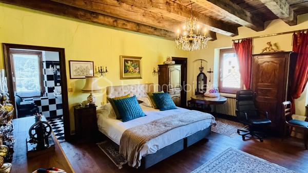 VIAGER OCCUPÉ – Bord du Lac d'Annecy – Le Presbytère du XVIIIe siècle – Saint-Jorioz (74410)

À quelques minutes du Lac d'Annecy, sur la commune prisée de Saint-Jorioz, ce Presbytère du XVIIIe siècle offre un cadre de vie d'exception entre pierre historique, charpente monumentale et vue sur la Tournette. Un bien de caractère rare, à saisir en viager occupé avec Droit d'Usage et d'Habitation.
Maison individuelle en pierre de taille, ancien presbytère du XVIIIe siècle (demeure du prêtre de Saint-Jorioz), non classée au patrimoine. Surface habitable de 311,72 m² (loi Carrez), sur une parcelle de 528 m². Au rez-de-chaussée, un grand vestibule dessert un appartement d'été indépendant composé d'une pièce de vie ouverte sur terrasse et jardin, d'une cuisine équipée, d'un salon, d'une chambre, d'une salle de douche et d'un WC indépendant. À l'étage, une salle de réception de 65 m² sous charpente apparente, avec plus de 8 mètres sous plafond, accueille une salle à manger avec vue sur la Tournette. L'étage abrite également une suite parentale avec salle de bain art déco noir et blanc, ainsi que deux chambres partageant une salle de bain.  Le bien dispose en complément d'une mezzanine de 20 m², de plus de 100 m² de combles aménageables, d'un grand local technique, d'une cave, et d'un garage.Jardin agréable et fleuri. Les murs sont en pierre de taille et moellons, avec une épaisseur de 60 cm. DPE classe E (272 kWh/m²/an, 58 kg CO2/m²/an). Absence de matériaux amiantés (listes A et B).

Eléments financiers:
Vendeurs en couple:  77 ans tous les deux
 Espérance de vie statistique INSEE de 16,6 ans. 
Valeur vénale libre de 1 700 000 euros. 
Décote d'occupation de 10 %, soit 170 000 euros. 
Valeur vénale occupée de 1 530 000 euros. 
Droit d'Usage et d'Habitation de 49,6 %, soit 758 880 euros. 
Valeur économique de 771 120 euros.(base de calculs des frais de notaire)
Bouquet HAI de 850 000€ euros. 
Rente mensuelle nulle, il s'agit d'un bouquet seul. 
Taxe foncière hors TEOM : 2262 €
 
En acquérant Le Presbytère en viager occupé, vous bénéficiez d'une décote de 54,6 % entre la valeur vénale libre et la valeur économique. Structuré en bouquet unique, sans rente à honorer dans la durée, cet investissement vous met à l'abri de tout aléa de paiement mensuel : votre engagement financier est intégralement connu et figé dès la signature. Contrairement à un investissement locatif classique, aucune gestion n'est à prévoir, ni recherche de locataire, ni risque d'impayés, ni dégradation : les vendeurs assurent l'entretien courant de cette demeure d'exception en bord de Lac d'Annecy.