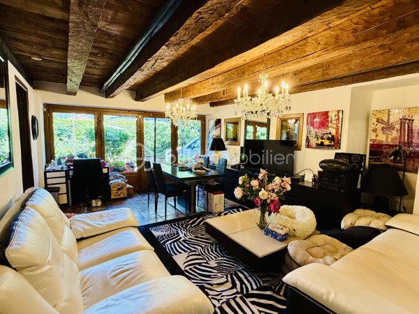 VIAGER OCCUPÉ – Bord du Lac d'Annecy – Le Presbytère du XVIIIe siècle – Saint-Jorioz (74410)

À quelques minutes du Lac d'Annecy, sur la commune prisée de Saint-Jorioz, ce Presbytère du XVIIIe siècle offre un cadre de vie d'exception entre pierre historique, charpente monumentale et vue sur la Tournette. Un bien de caractère rare, à saisir en viager occupé avec Droit d'Usage et d'Habitation.
Maison individuelle en pierre de taille, ancien presbytère du XVIIIe siècle (demeure du prêtre de Saint-Jorioz), non classée au patrimoine. Surface habitable de 311,72 m² (loi Carrez), sur une parcelle de 528 m². Au rez-de-chaussée, un grand vestibule dessert un appartement d'été indépendant composé d'une pièce de vie ouverte sur terrasse et jardin, d'une cuisine équipée, d'un salon, d'une chambre, d'une salle de douche et d'un WC indépendant. À l'étage, une salle de réception de 65 m² sous charpente apparente, avec plus de 8 mètres sous plafond, accueille une salle à manger avec vue sur la Tournette. L'étage abrite également une suite parentale avec salle de bain art déco noir et blanc, ainsi que deux chambres partageant une salle de bain.  Le bien dispose en complément d'une mezzanine de 20 m², de plus de 100 m² de combles aménageables, d'un grand local technique, d'une cave, et d'un garage.Jardin agréable et fleuri. Les murs sont en pierre de taille et moellons, avec une épaisseur de 60 cm. DPE classe E (272 kWh/m²/an, 58 kg CO2/m²/an). Absence de matériaux amiantés (listes A et B).

Eléments financiers:
Vendeurs en couple:  77 ans tous les deux
 Espérance de vie statistique INSEE de 16,6 ans. 
Valeur vénale libre de 1 700 000 euros. 
Décote d'occupation de 10 %, soit 170 000 euros. 
Valeur vénale occupée de 1 530 000 euros. 
Droit d'Usage et d'Habitation de 49,6 %, soit 758 880 euros. 
Valeur économique de 771 120 euros.(base de calculs des frais de notaire)
Bouquet HAI de 850 000€ euros. 
Rente mensuelle nulle, il s'agit d'un bouquet seul. 
Taxe foncière hors TEOM : 2262 €
 
En acquérant Le Presbytère en viager occupé, vous bénéficiez d'une décote de 54,6 % entre la valeur vénale libre et la valeur économique. Structuré en bouquet unique, sans rente à honorer dans la durée, cet investissement vous met à l'abri de tout aléa de paiement mensuel : votre engagement financier est intégralement connu et figé dès la signature. Contrairement à un investissement locatif classique, aucune gestion n'est à prévoir, ni recherche de locataire, ni risque d'impayés, ni dégradation : les vendeurs assurent l'entretien courant de cette demeure d'exception en bord de Lac d'Annecy.