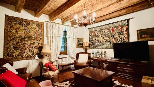 VIAGER OCCUPÉ – Bord du Lac d'Annecy – Le Presbytère du XVIIIe siècle – Saint-Jorioz (74410)

À quelques minutes du Lac d'Annecy, sur la commune prisée de Saint-Jorioz, ce Presbytère du XVIIIe siècle offre un cadre de vie d'exception entre pierre historique, charpente monumentale et vue sur la Tournette. Un bien de caractère rare, à saisir en viager occupé avec Droit d'Usage et d'Habitation.
Maison individuelle en pierre de taille, ancien presbytère du XVIIIe siècle (demeure du prêtre de Saint-Jorioz), non classée au patrimoine. Surface habitable de 311,72 m² (loi Carrez), sur une parcelle de 528 m². Au rez-de-chaussée, un grand vestibule dessert un appartement d'été indépendant composé d'une pièce de vie ouverte sur terrasse et jardin, d'une cuisine équipée, d'un salon, d'une chambre, d'une salle de douche et d'un WC indépendant. À l'étage, une salle de réception de 65 m² sous charpente apparente, avec plus de 8 mètres sous plafond, accueille une salle à manger avec vue sur la Tournette. L'étage abrite également une suite parentale avec salle de bain art déco noir et blanc, ainsi que deux chambres partageant une salle de bain.  Le bien dispose en complément d'une mezzanine de 20 m², de plus de 100 m² de combles aménageables, d'un grand local technique, d'une cave, et d'un garage.Jardin agréable et fleuri. Les murs sont en pierre de taille et moellons, avec une épaisseur de 60 cm. DPE classe E (272 kWh/m²/an, 58 kg CO2/m²/an). Absence de matériaux amiantés (listes A et B).

Eléments financiers:
Vendeurs en couple:  77 ans tous les deux
 Espérance de vie statistique INSEE de 16,6 ans. 
Valeur vénale libre de 1 700 000 euros. 
Décote d'occupation de 10 %, soit 170 000 euros. 
Valeur vénale occupée de 1 530 000 euros. 
Droit d'Usage et d'Habitation de 49,6 %, soit 758 880 euros. 
Valeur économique de 771 120 euros.(base de calculs des frais de notaire)
Bouquet HAI de 850 000€ euros. 
Rente mensuelle nulle, il s'agit d'un bouquet seul. 
Taxe foncière hors TEOM : 2262 €
 
En acquérant Le Presbytère en viager occupé, vous bénéficiez d'une décote de 54,6 % entre la valeur vénale libre et la valeur économique. Structuré en bouquet unique, sans rente à honorer dans la durée, cet investissement vous met à l'abri de tout aléa de paiement mensuel : votre engagement financier est intégralement connu et figé dès la signature. Contrairement à un investissement locatif classique, aucune gestion n'est à prévoir, ni recherche de locataire, ni risque d'impayés, ni dégradation : les vendeurs assurent l'entretien courant de cette demeure d'exception en bord de Lac d'Annecy.
