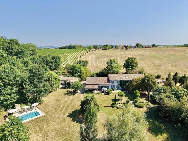 Magnifique emplacement pour cette maison de campagne avec un gîte près de Bergerac
