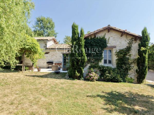 Magnifique emplacement pour cette maison de campagne avec un gîte près de Bergerac