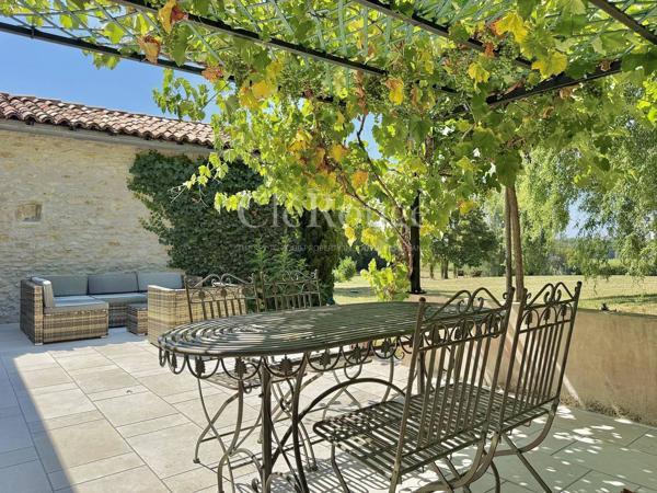 Magnifique emplacement pour cette maison de campagne avec un gîte près de Bergerac