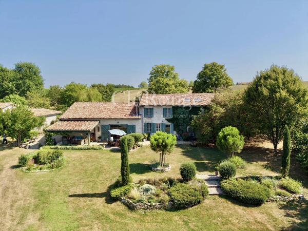 Magnifique emplacement pour cette maison de campagne avec un gîte près de Bergerac
