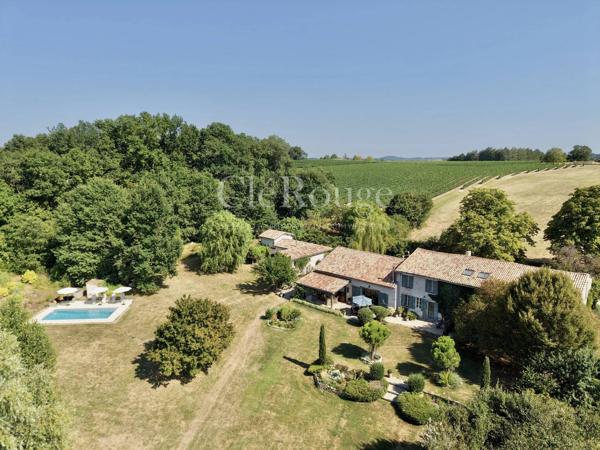 Magnifique emplacement pour cette maison de campagne avec un gîte près de Bergerac