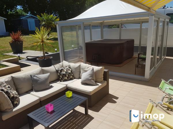 Belle maison avec extérieur