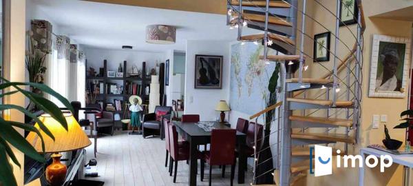 Belle maison avec extérieur