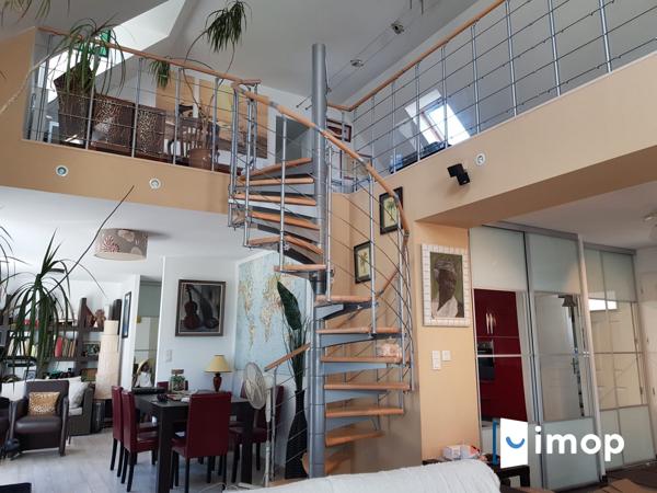 Belle maison avec extérieur