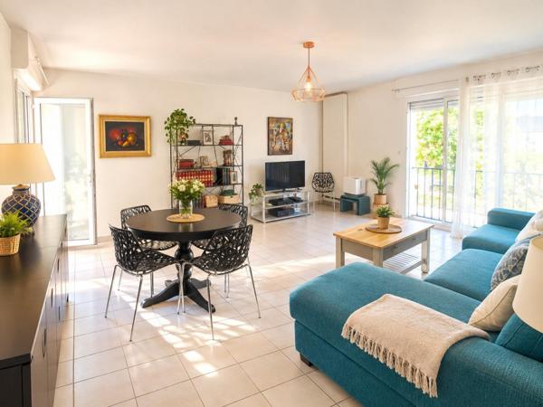 APPARTEMENT GRAND T3 LUMINEUX  BALCON  ASCENSEUR GARAGE A DEUX PAS DU CENTRE DE LA ROCHELLE  !