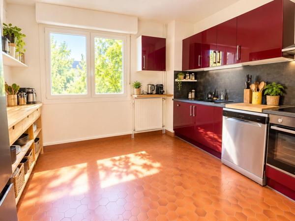 APPARTEMENT GRAND T3 LUMINEUX  BALCON  ASCENSEUR GARAGE A DEUX PAS DU CENTRE DE LA ROCHELLE  !