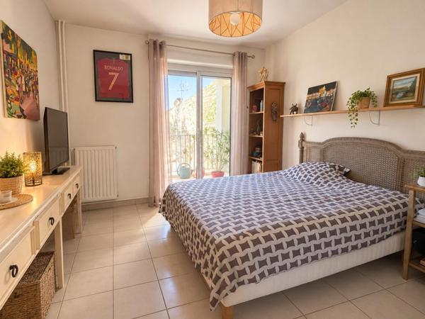 APPARTEMENT GRAND T3 LUMINEUX  BALCON  ASCENSEUR GARAGE A DEUX PAS DU CENTRE DE LA ROCHELLE  !