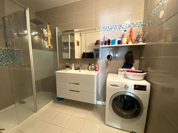 APPARTEMENT GRAND T3 LUMINEUX  BALCON  ASCENSEUR GARAGE A DEUX PAS DU CENTRE DE LA ROCHELLE  !