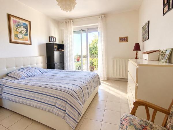 APPARTEMENT GRAND T3 LUMINEUX  BALCON  ASCENSEUR GARAGE A DEUX PAS DU CENTRE DE LA ROCHELLE  !