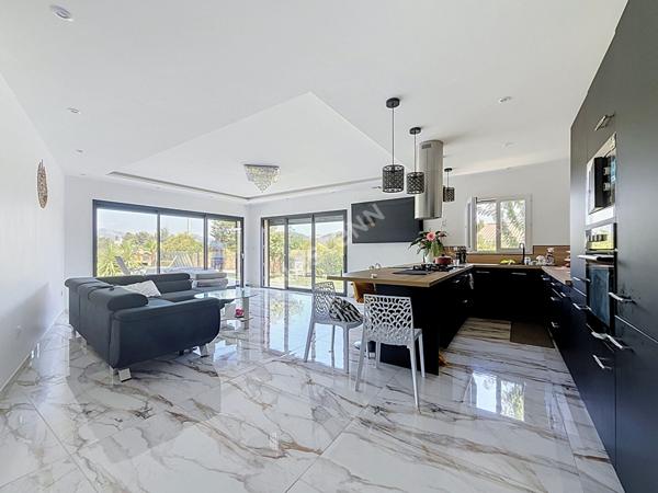 Maison neuve d'architecte à vendre à Aubagne - 4 chambres, piscine et grand terrain !