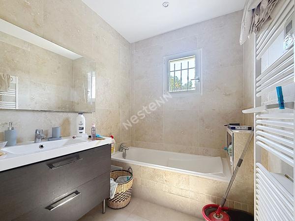 Maison neuve d'architecte à vendre à Aubagne - 4 chambres, piscine et grand terrain !