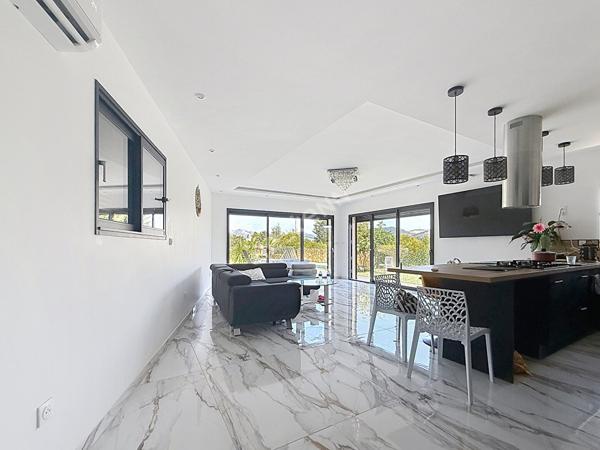Maison neuve d'architecte à vendre à Aubagne - 4 chambres, piscine et grand terrain !