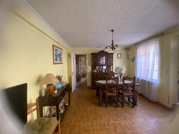 Maison quatre chambres, à rénover avec un bel extérieur