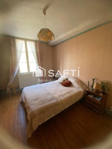 Maison quatre chambres, à rénover avec un bel extérieur