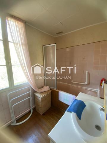 Maison quatre chambres, à rénover avec un bel extérieur