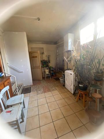 Maison quatre chambres, à rénover avec un bel extérieur