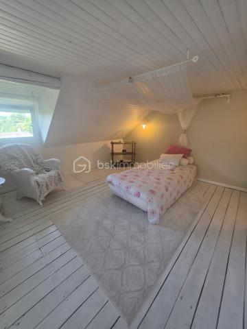 À seulement 1h15 des célèbres stations balnéaires de la côte normande, avec ses longues plages de sable, ses ports de caractère et ses destinations prisées telles que Deauville, Trouville-sur-Mer, Honfleur ou Cabourg, cette charmante maison en briques et pierres bénéficie d'un emplacement privilégié entre campagne et littoral.
Située à 45 minutes de Lisieux, à 20 minutes de L'Aigle et de sa gare reliant Paris Montparnasse (parking gratuit), et à seulement 5 minutes de Gacé et de ses commerces, elle offre un cadre de vie paisible tout en restant facilement accessible.
Le rez-de-chaussée se compose d'une agréable pièce de vie avec cuisine aménagée, d'un salon lumineux ouvert sur la terrasse et le jardin, ainsi que d'un WC.
Un des atouts de cette maison réside dans son premier étage, qui peut être accessible aussi bien par l'escalier intérieur que directement depuis l'extérieur grâce à une entrée indépendante. Cette configuration offre de nombreuses possibilités : accueil de famille ou d'amis en toute autonomie, activité de location saisonnière, espace professionnel ou simplement une plus grande flexibilité d'usage.
À ce niveau, un palier dessert deux chambres confortables ainsi qu'une salle de bains récemment rénovée.
Le dernier étage accueille deux chambres mansardées avec en enfilade offrant de beaux volumes et du rangement ainsi que de multiples possibilités d'aménagement selon vos besoins.
À l'extérieur, vous profiterez d'un agréable jardin arboré et d'une belle terrasse partiellement couverte, idéale pour partager des moments conviviaux en famille ou entre amis dans un environnement calme et verdoyant.
Une cave ainsi que deux abris de jardin viennent compléter l'ensemble et apportent des espaces de rangement appréciables.
Les plus :
• Chauffage par pompe à chaleur programmable
• Assainissement individuel conforme et fonctionnel
• Travaux récents réalisés
• Double accès au premier étage, dont une entrée indépendante extérieure
• Jardin arboré et terrasse couverte en partie
• Proximité de la côte normande et de ses sites touristiques
• Accès rapide à Paris via la gare de L'Aigle
Une maison pleine de charme, idéale en résidence principale, résidence secondaire ou projet d'accueil touristique, alliant le calme de la campagne normande à la proximité des richesses du littoral.
A VISITER ABSOLUMENT ET SANS TARDER