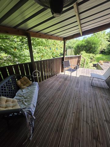 À seulement 1h15 des célèbres stations balnéaires de la côte normande, avec ses longues plages de sable, ses ports de caractère et ses destinations prisées telles que Deauville, Trouville-sur-Mer, Honfleur ou Cabourg, cette charmante maison en briques et pierres bénéficie d'un emplacement privilégié entre campagne et littoral.
Située à 45 minutes de Lisieux, à 20 minutes de L'Aigle et de sa gare reliant Paris Montparnasse (parking gratuit), et à seulement 5 minutes de Gacé et de ses commerces, elle offre un cadre de vie paisible tout en restant facilement accessible.
Le rez-de-chaussée se compose d'une agréable pièce de vie avec cuisine aménagée, d'un salon lumineux ouvert sur la terrasse et le jardin, ainsi que d'un WC.
Un des atouts de cette maison réside dans son premier étage, qui peut être accessible aussi bien par l'escalier intérieur que directement depuis l'extérieur grâce à une entrée indépendante. Cette configuration offre de nombreuses possibilités : accueil de famille ou d'amis en toute autonomie, activité de location saisonnière, espace professionnel ou simplement une plus grande flexibilité d'usage.
À ce niveau, un palier dessert deux chambres confortables ainsi qu'une salle de bains récemment rénovée.
Le dernier étage accueille deux chambres mansardées avec en enfilade offrant de beaux volumes et du rangement ainsi que de multiples possibilités d'aménagement selon vos besoins.
À l'extérieur, vous profiterez d'un agréable jardin arboré et d'une belle terrasse partiellement couverte, idéale pour partager des moments conviviaux en famille ou entre amis dans un environnement calme et verdoyant.
Une cave ainsi que deux abris de jardin viennent compléter l'ensemble et apportent des espaces de rangement appréciables.
Les plus :
• Chauffage par pompe à chaleur programmable
• Assainissement individuel conforme et fonctionnel
• Travaux récents réalisés
• Double accès au premier étage, dont une entrée indépendante extérieure
• Jardin arboré et terrasse couverte en partie
• Proximité de la côte normande et de ses sites touristiques
• Accès rapide à Paris via la gare de L'Aigle
Une maison pleine de charme, idéale en résidence principale, résidence secondaire ou projet d'accueil touristique, alliant le calme de la campagne normande à la proximité des richesses du littoral.
A VISITER ABSOLUMENT ET SANS TARDER