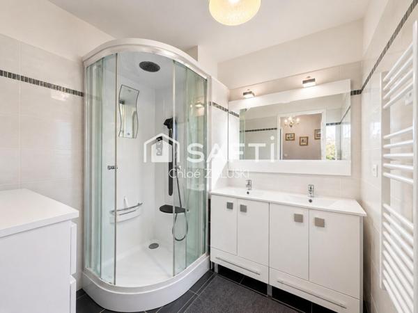 Appartement T4 avec piscine, garage et place de parking privative