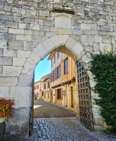 Immeuble avec 3 lots dans le centre de Montpezat-de-Quercy