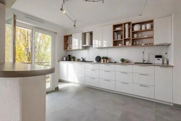 T4 Traversant avec balcon, ascenseur et parking