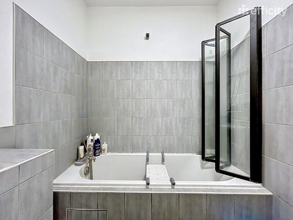 Appartement
         3 pièces
        - 88 m² Exclusivité 160 000 € *